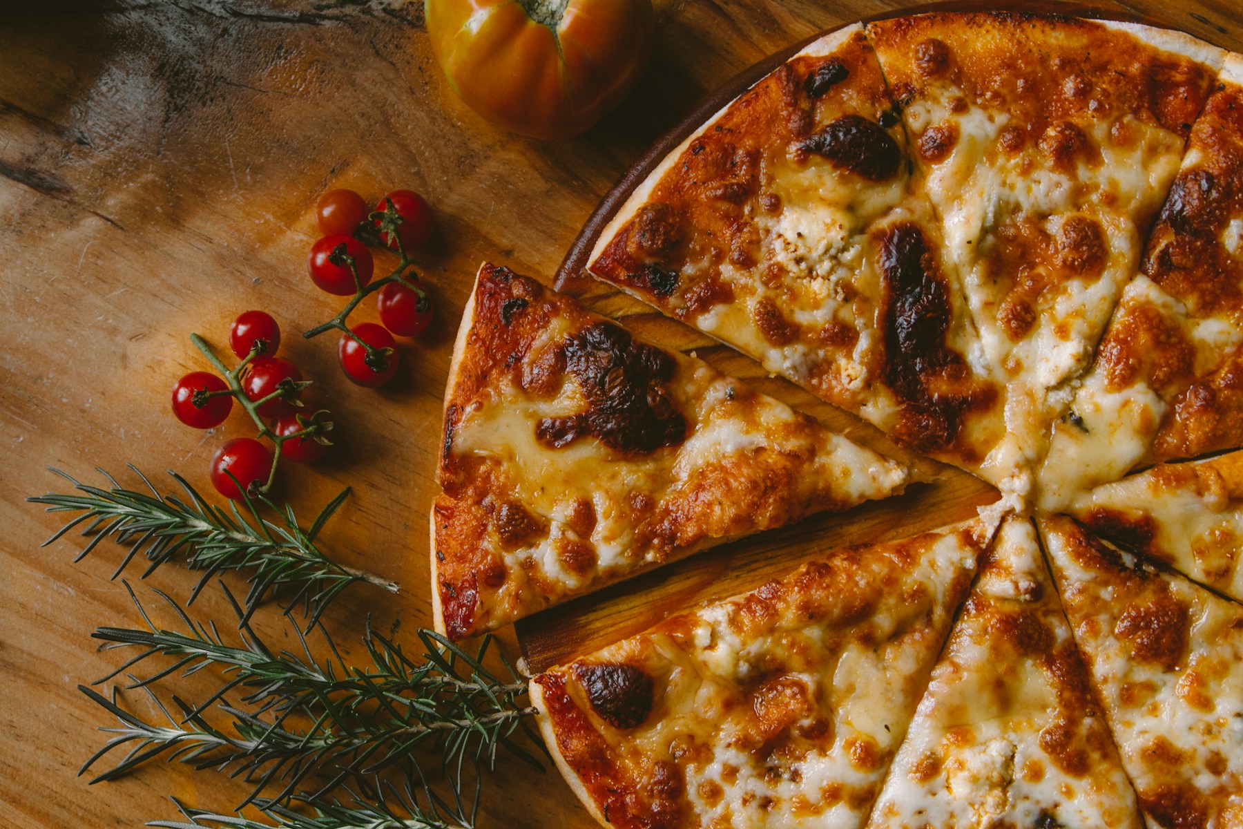 Pizza com queijo, tomate e folhas frescas, fotografia de inspiração