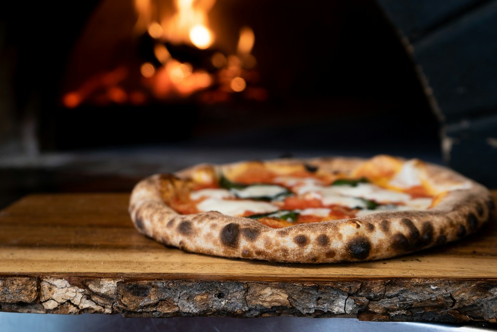 Pizza servida à mesa